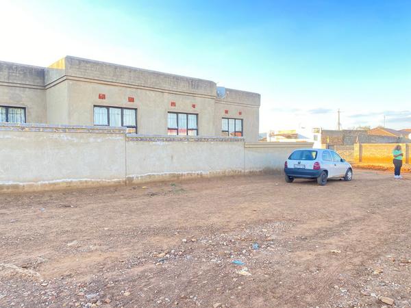 House For Sale in Finetown, Johannesburg